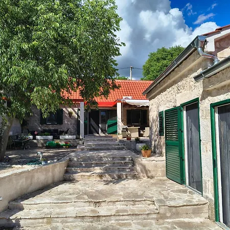 Kameni Dvori * Dubrava (Sibenik-Knin)