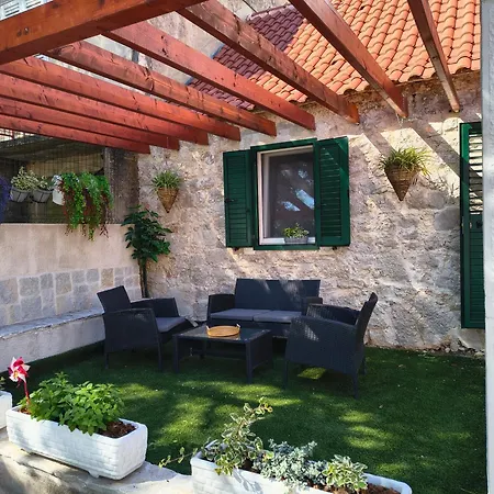 Kameni Dvori * Dubrava (Sibenik-Knin)