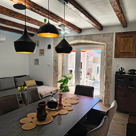 Kameni Dvori Dubrava (Sibenik-Knin)