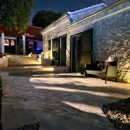Kameni Dvori * Dubrava (Sibenik-Knin)