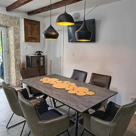 Kameni Dvori Holiday home *