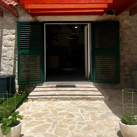 Kameni Dvori *
