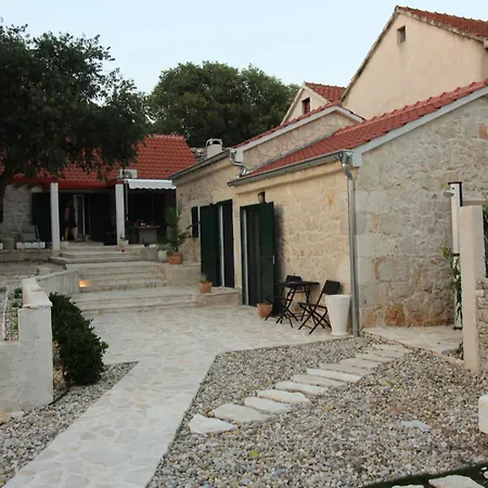 Nyaraló Kameni Dvori Dubrava