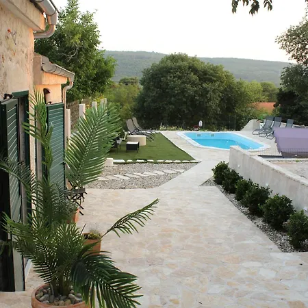 Nyaraló Kameni Dvori
