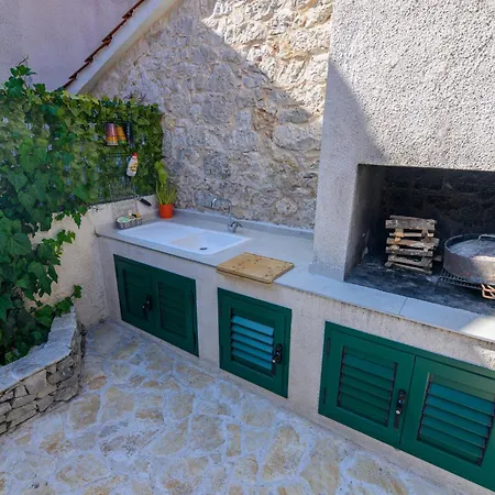 Kameni Dvori * Dubrava (Sibenik-Knin)