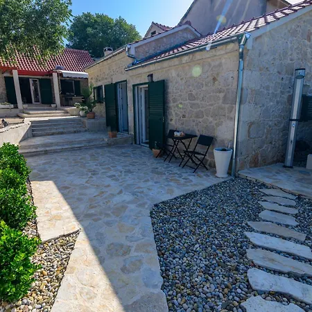 Kameni Dvori بيت للعطل *