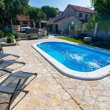 Kameni Dvori بيت للعطل