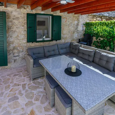 بيت للعطل Kameni Dvori Dubrava (Sibenik-Knin)