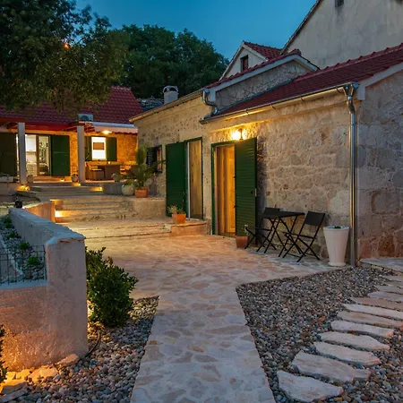 Kameni Dvori Dubrava (Sibenik-Knin)