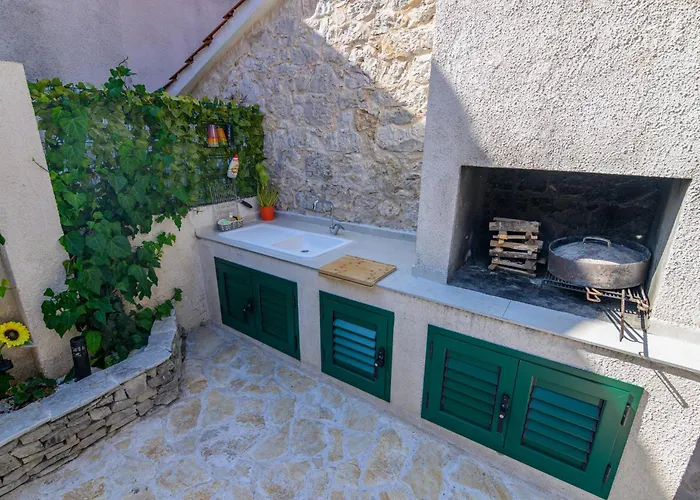 Kameni Dvori * Dubrava (Sibenik-Knin)