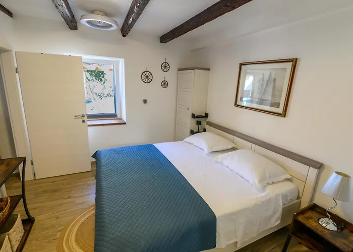 Kameni Dvori * Dubrava (Sibenik-Knin)